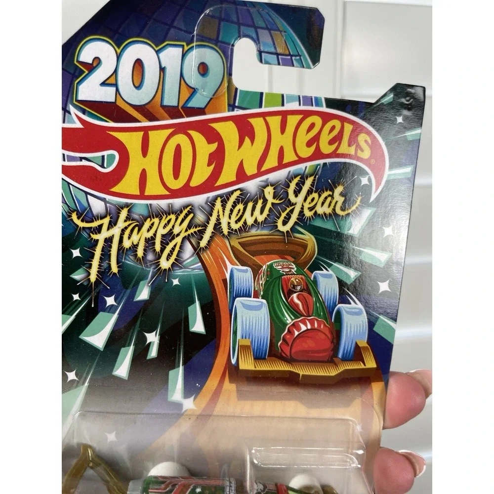 Carbonator Green‎ Hot Wheels Happy New Year's 2019 1:64 FKV13-0310 Car Snowman